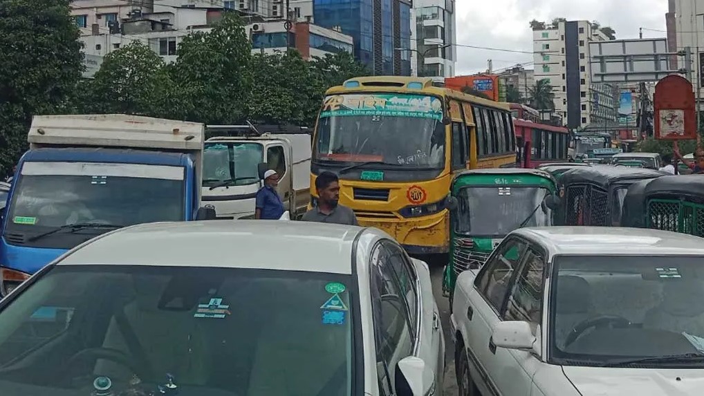 কুড়িলে সড়ক অবরোধ, যান চলাচল বন্ধ